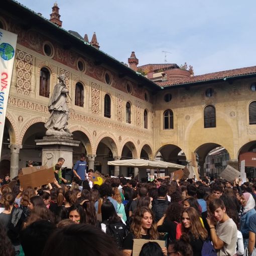 (FOTOGALLERY) - Vigevano: le immagini del Fridays for Future in piazza Ducale e per le vie cittadine