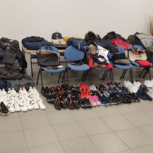 Vigevano: blitz della polizia locale scoperto un magazzino di merce contraffatta, denunciati due uomini