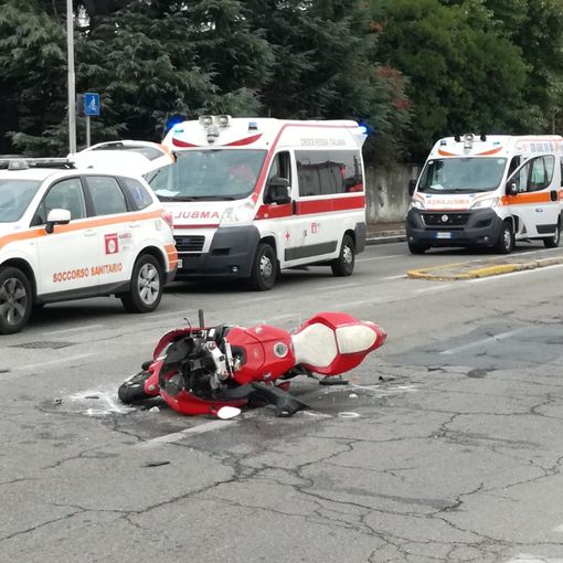 Vigevano: scontro fra auto e moto in corso Di Vittorio, coinvolte tre persone