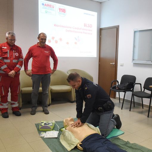 Vigevano: consegnato un defibrillatore al commissariato di polizia di Stato