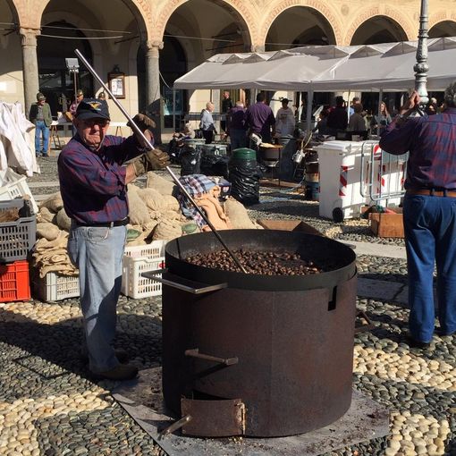 Vigevano: castagne, polenta e vin brulè alla 34esima edizione della “Castagnata Alpina”