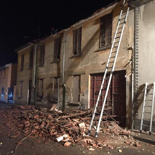 Lomello: crolla parte di un tetto in via Roma, nessun ferito, ma attimi di paura