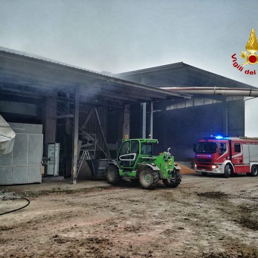 Mede: in fiamme un essiccatoio in via Frati, intervengono i vigili del fuoco