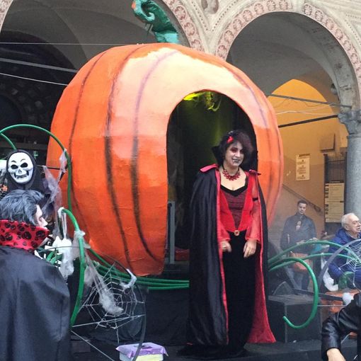 - (FOTOGALLERY) - Vigevano, tutti in costume per Halloween. Bambini ed adulti in piazza Ducale