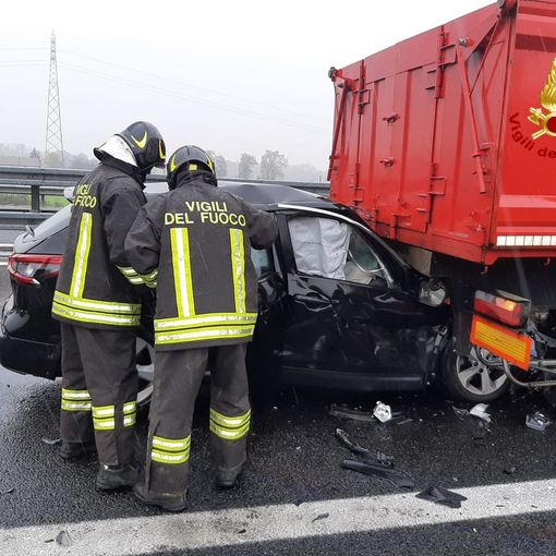 Oltrepò: tamponamento fra auto e camion sull'autostrada Torino-Piacenza, i vigili del fuoco intervengono per mettere in sicurezza un'autovettura