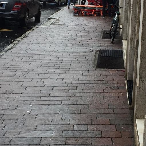 (Foto) Gli operatori del 118 durante i soccorsi in corso Novara