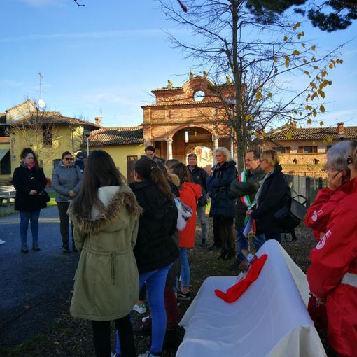 Gambolò celebra la giornata mondiale contro la violenza sulle donne. Inaugurata la panchina rossa