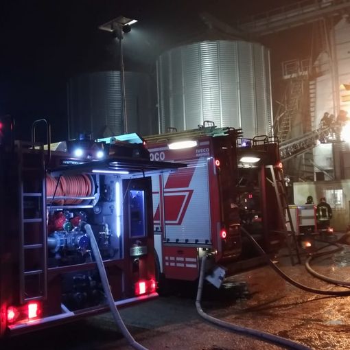 Garlasco: in fiamme un silos con circa 500 quintali di riso, i vigili del fuoco limitano i danni