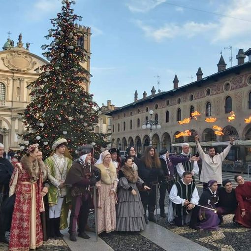 - (FOTONOTIZIA) - Vigevano: I musici e alfieri dell'Onda Sforzesca accolgono i turisti in piazza Ducale