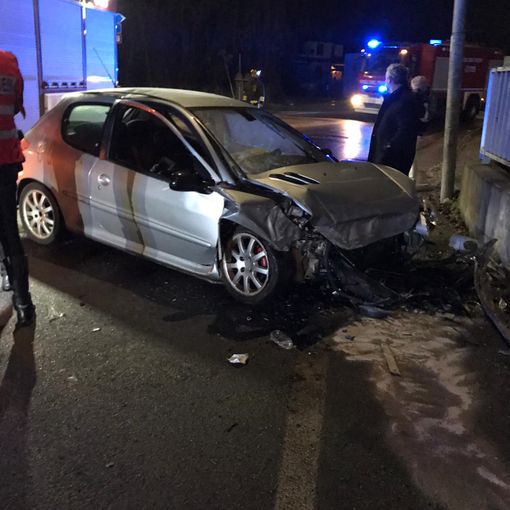 Vigevano: auto si schianta contro un muro in viale Industria, gravemente ferito un 41enne