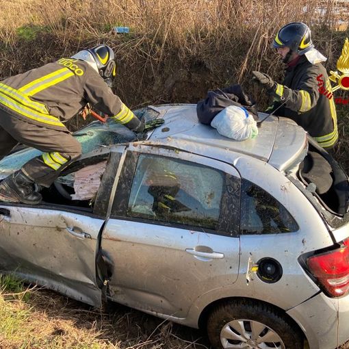Pavese: finisce con l'auto in un canale, ferito un 40enne