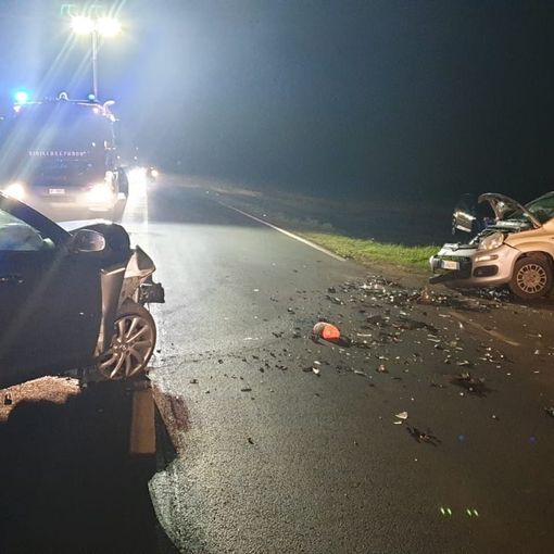 Pavese: frontale tra due auto sulla provinciale 2, soccorsi due giovani