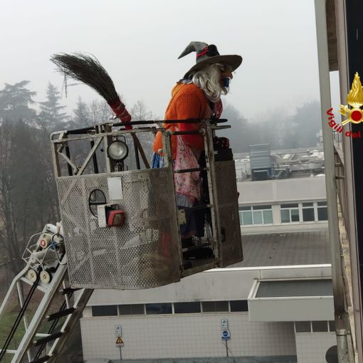 Pavia: i Vigili del fuoco regalano una Befana di doni e sorrisi ai bambini del reparto di oncoematologia del San Matteo
