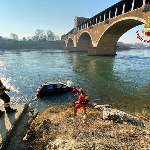 Pavia: auto precipita nel Ticino sotto il Ponte Coperto