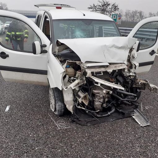 Scontro tra auto sull'autostrada A7: coinvolte tre persone, interviene l'elisoccorso