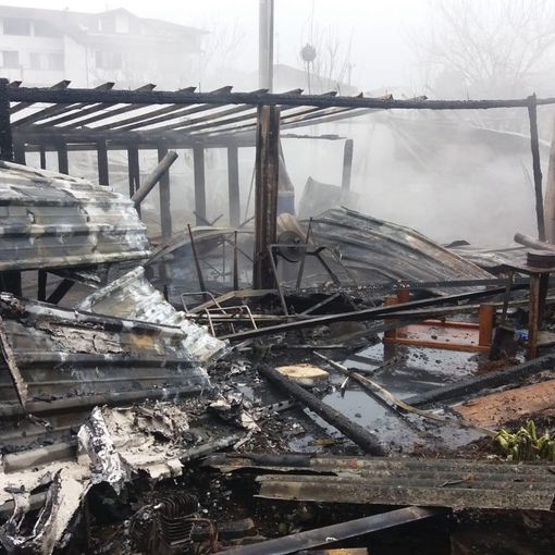 Cilavegna, incendio in un piccolo deposito agricolo. Al lavoro i vigili del fuoco
