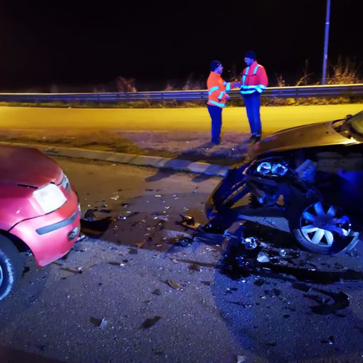 Pieve del Cairo: scontro tra auto sulla rotonda di ingresso al paese, ferite lievemente due persone