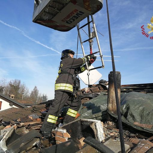Pavese: in fiamme una canna fumaria a Torre d'Isola, intervengono i vigili del fuoco