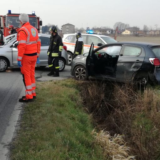 Ferrera: scontro auto sulla provinciale 193, ferite due ragazze