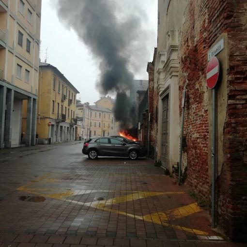 Mortara: in fiamme un'auto in piazza Olivelli, intervengono i vigili del fuoco