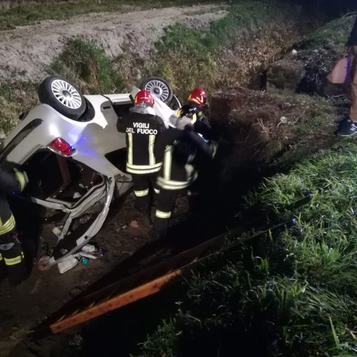 Mede: si ribalta in un fosso con l'auto sulla provinciale 194, ferita una 23enne