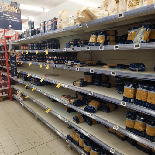 Vigevano, nessuna emergenza scorte, ma scaffali semivuoti. In Esselunga, il personale Esserbella supporterà i colleghi del punto vendita