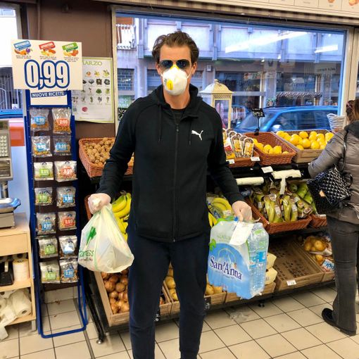 Vigevano, lo sport in prima linea per affrontare l'emergenza Coronavirus: Andrea Giannini porta la spesa agli over 65