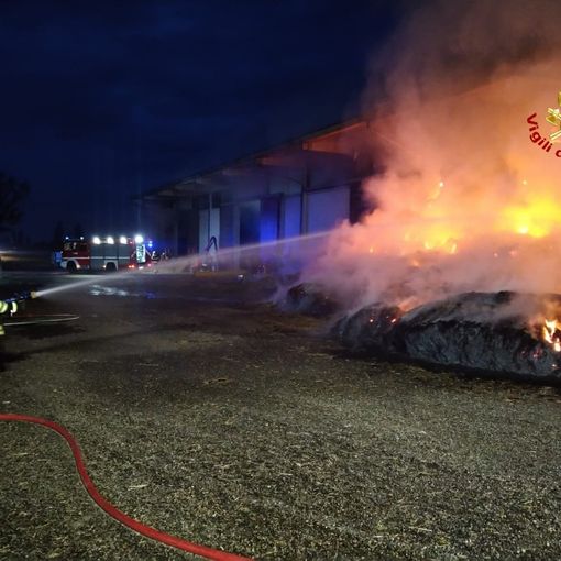 Oltrepò: incendio in un fienile a Torricella Verzate, Vigili del fuoco ancora impegnati nello spegnimento