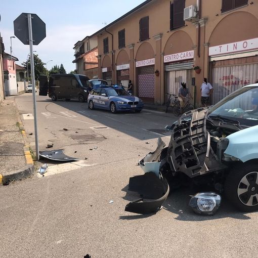 Tromello: scontro tra auto e furgone in via Salvadeo, ferite lievemente mamma e figlia