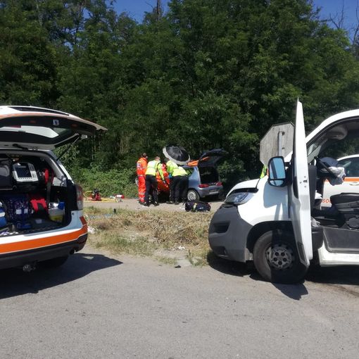 Scaldasole: scontro tra auto e furgone all'incrocio, tre feriti, grave un 53enne