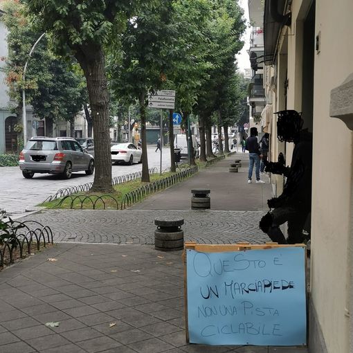 - FOTONOTIZIA - Vigevano, troppe bici sul marciapiede e spunta il cartello fai da te