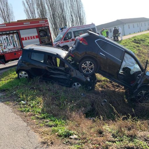 Mortara: scontro tra auto sulla ex statale 494, coinvolti due uomini