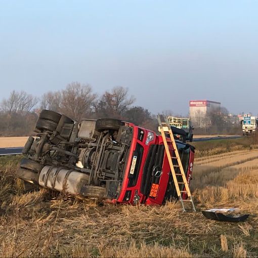 Dorno: autocisterna fuori strada sulla provinciale 206, illeso il conducente