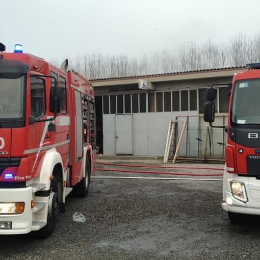 Robbio: fiamme in un'attività commerciale, i vigili del fuoco limitano i danni