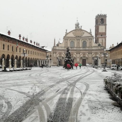 - FOTO - Vigevano: atmosfera natalizia con la neve in piazza Ducale