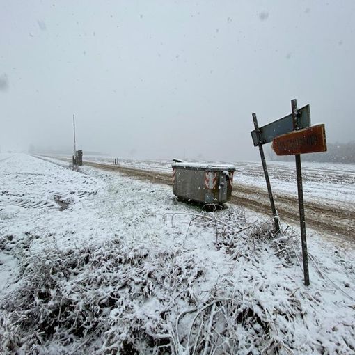 La strada imbiancata dalla neve che conduce a Cascina Cantalupa luogo della tragedia