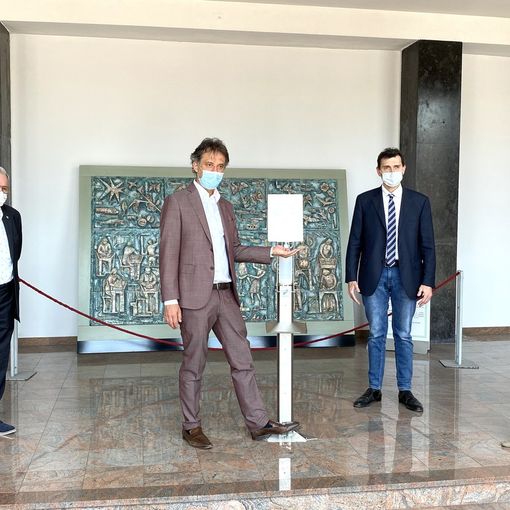 Vigevano: l'azienda ITM di Parona dona un sistema innovativo a pedali per igienizzare le mani negli uffici comunali