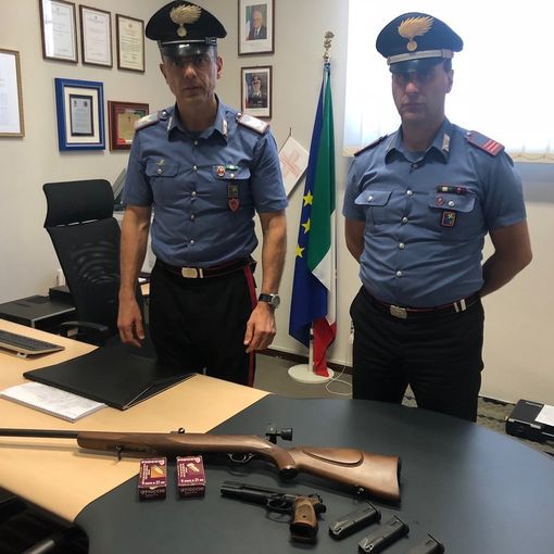 Voghera: ruba la pistola e 40 proiettili alla madre che lo denuncia