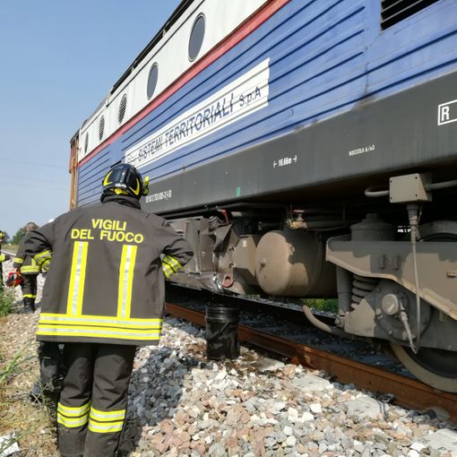 Torre Beretti: scontro fra motrice di un treno e mezzo agricolo, tutti illesi