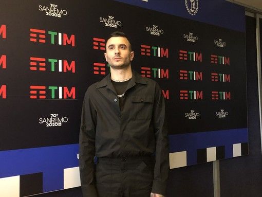 Junior Cally la maschera per andare oltre il pregiudizio, “Viste le polemiche ho deciso di non indossarla al Festival”