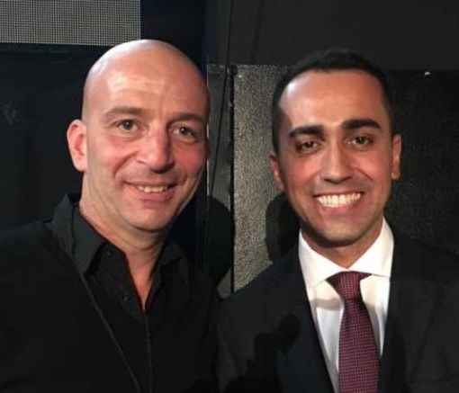 (Luigi Di Maio con il sindaco di Sedriano Cipriani)