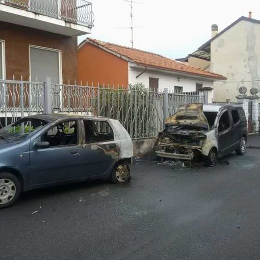 Magenta, due auto in fiamme nella notte