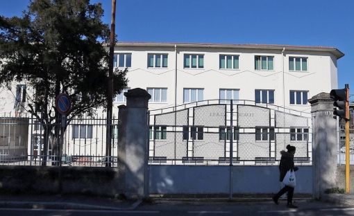 A Vigevano auto sfonda il muro dell'Istituto Roncalli