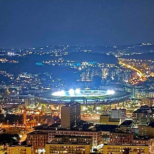 Le luci del San Paolo si sono accese ieri sera e per tutta la notte per un commovente omaggio a Diego Armando Maradona