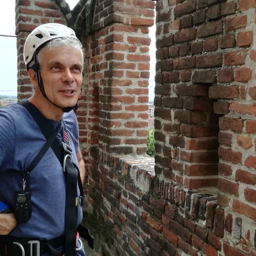 Vigevano, gli esperti si calano dalla torre del Bramante per controlli tecnici