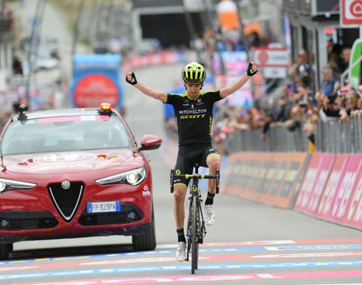Nieve vince a Cervinia nel giorno del suo compleanno, Froome è la Maglia Rosa del Giro d’Italia