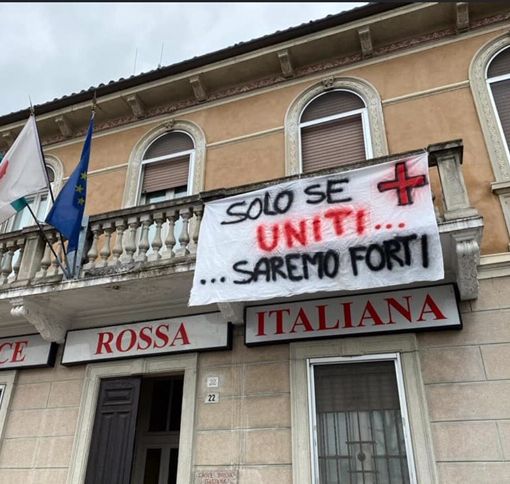 Mortara, esposto striscione sul balcone della sede Cri di via Capettini