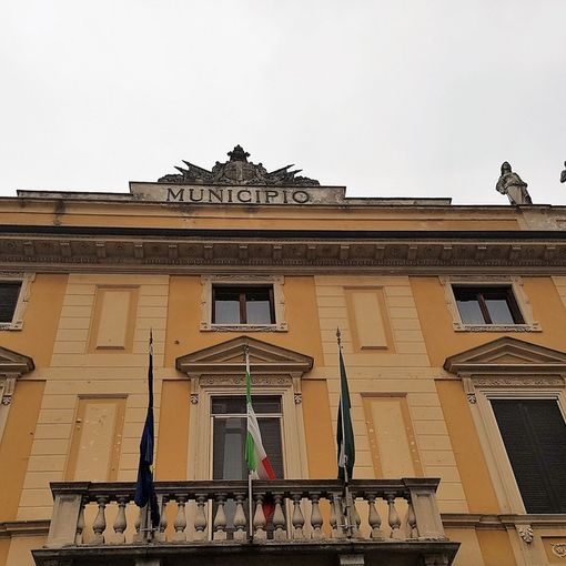 Garlasco, il comune investe 150mila euro per il rifacimento delle vetrate della scuola primaria di via Toledo e 70mila euro per il restyling del tetto del Municipio