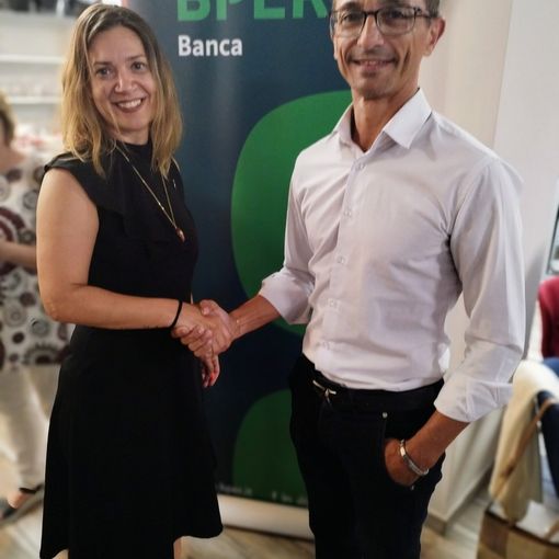 Nella foto Nunzio Castaldo, BPER Banca, con la Presidente della Croce Rossa di Voghera  Chiara Fantin.