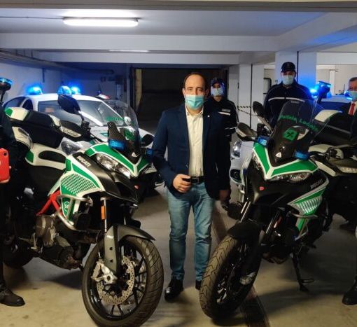 Croce Rossa Vigevano dona due defibrillatori alla Polizia Locale